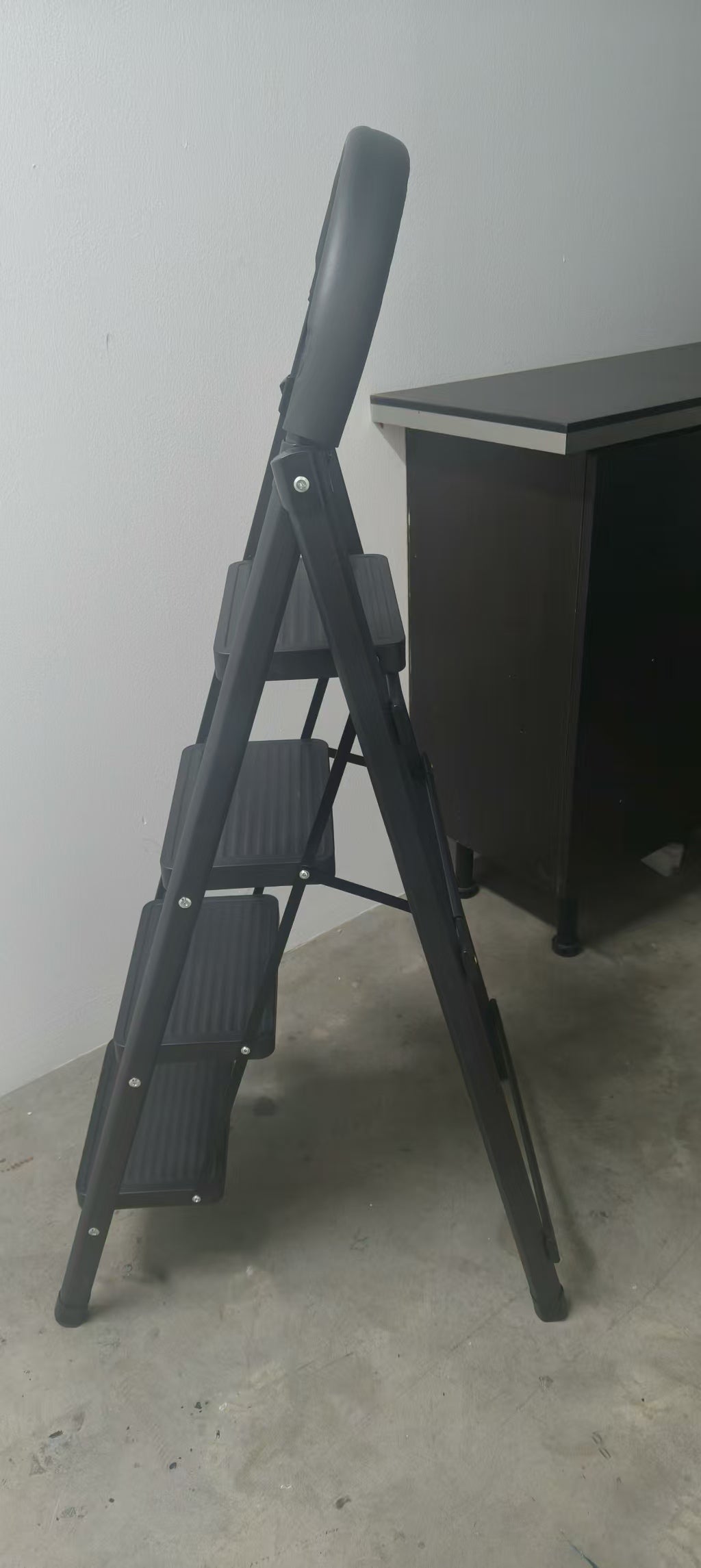 4 Step Foldable Carbon Steel Ladder With Handle No Tools Holder