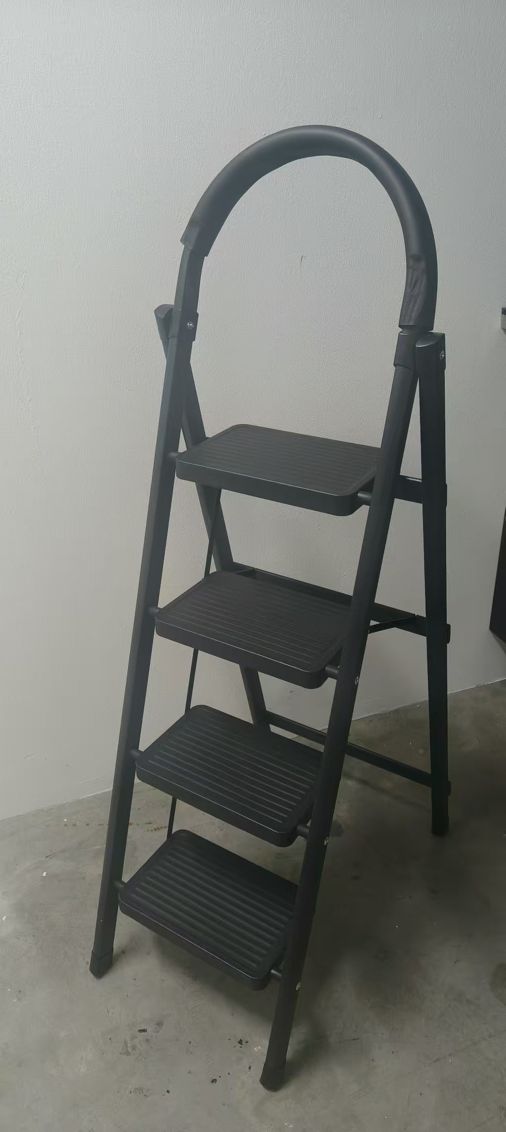 4 Step Foldable Carbon Steel Ladder With Handle No Tools Holder