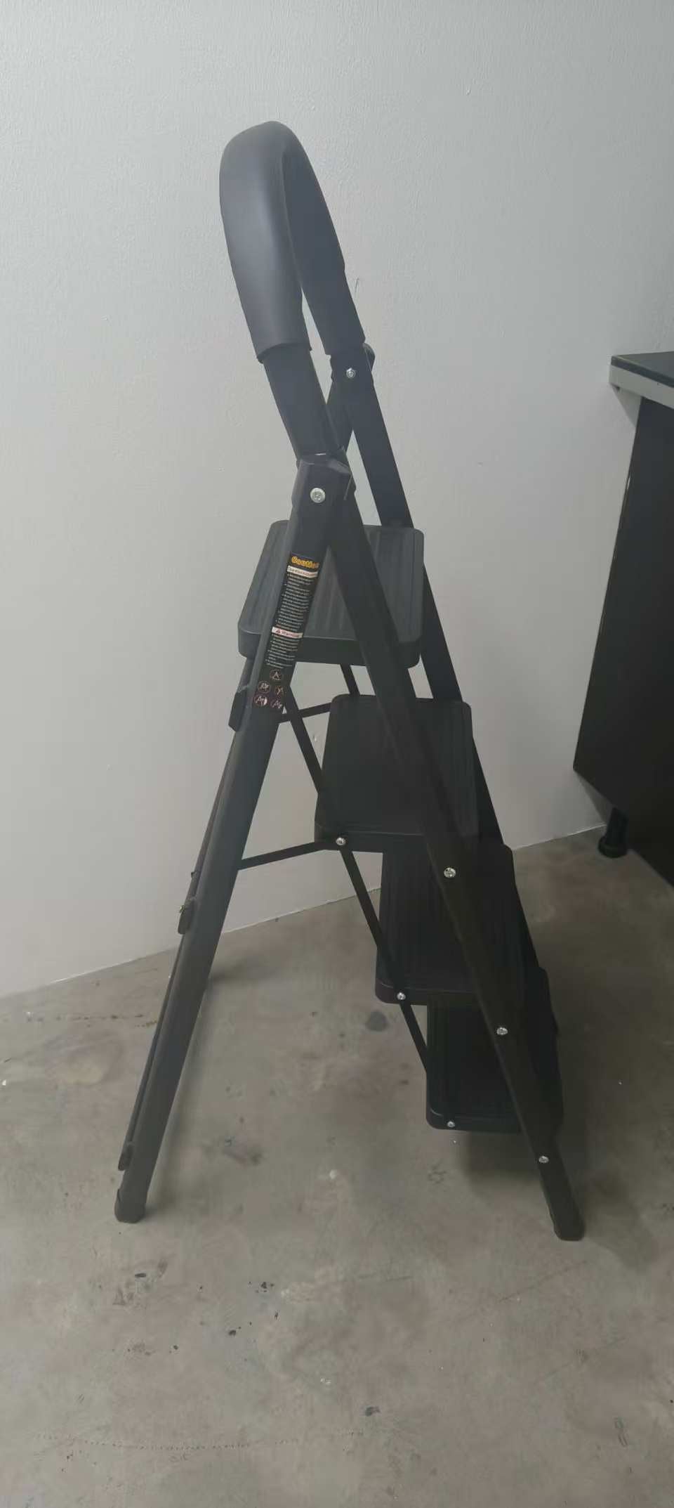 4 Step Foldable Carbon Steel Ladder With Handle No Tools Holder